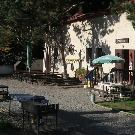 Tvrz Holesice Orlicka Prehrada - بيت خشبي *